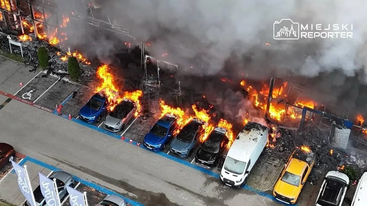 폴란드 바르샤바 포드 자동차 전시장 대형 화재…3,000㎡ 규모 시설 전소 위기
