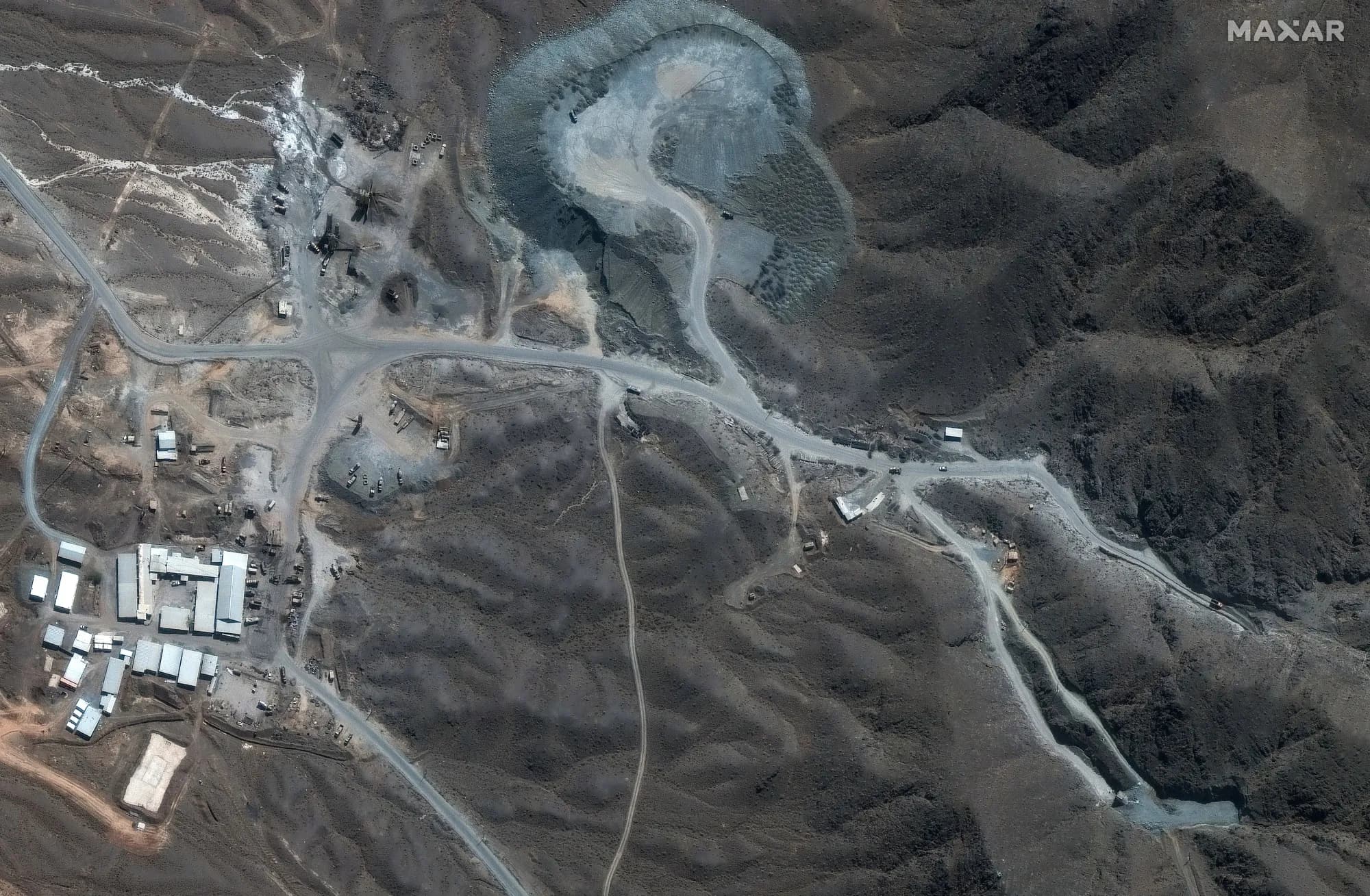 IAEA "이란 '곡괭이산' 시설서 건설 활동 포착"…트럼프 "허튼짓 말라" 경고