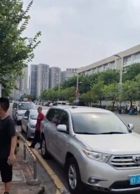 중국 광둥성 학교 앞 시위 현장 봉쇄…도로 양쪽 통제·촬영도 제한