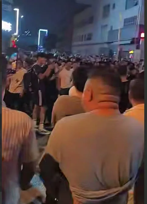 중국 포산 초잉실험중학교 앞 항의 계속…8월 14일 자정 무렵에도 시위대 집결
