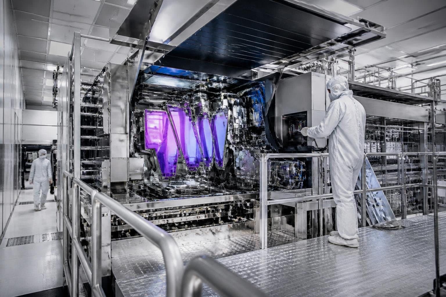 ASML 주가 3.11% 급등, TSMC·삼성 High-NA EUV 채택 소식