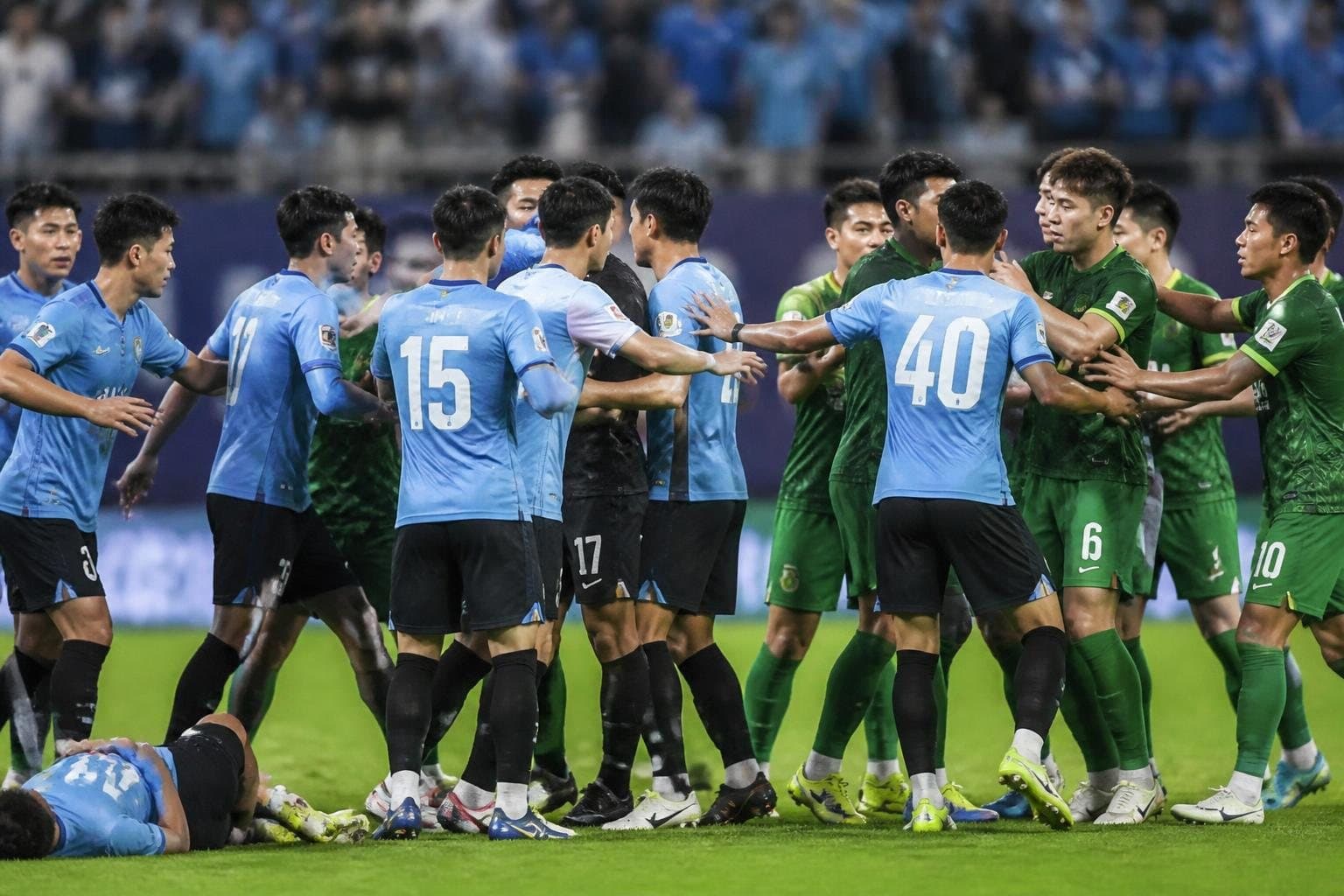 다롄 잉보·베이징 궈안 경기서 선수들 충돌…중계 화면 전환·음소거에 논란