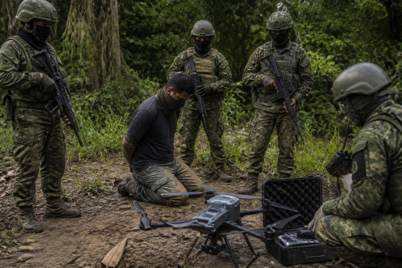 콜롬비아군, 브리세뇨에서 FARC 이탈파 드론 조종사 체포
