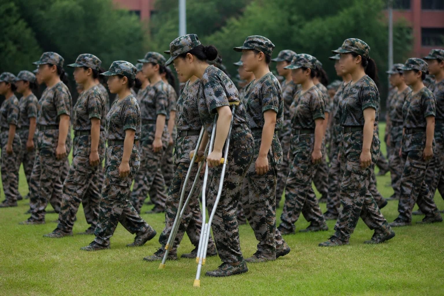 저장대 신입생, 다리 부상에도 목발 짚고 군사훈련 참여…“불참하면 불이익” 논란