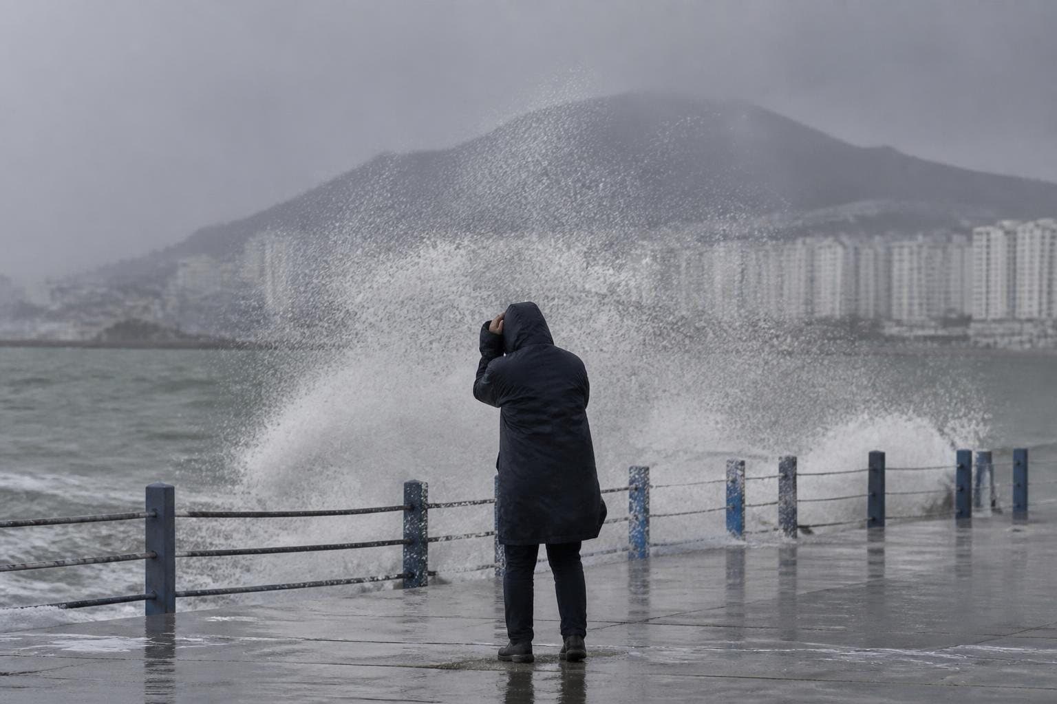 주말 전국 맑음, 동해안·제주는 가끔 비…강풍특보 유지