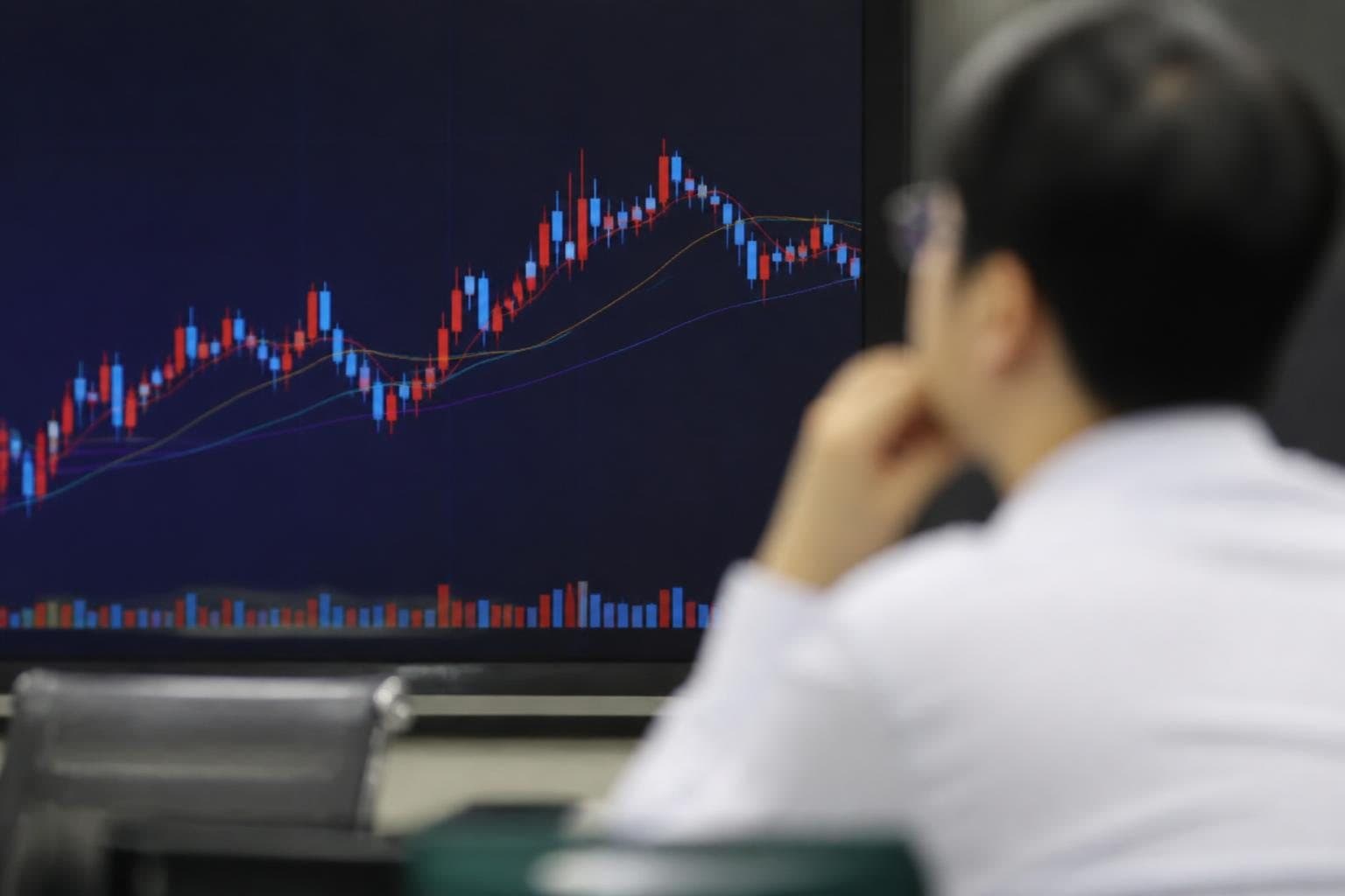 미 금리 인상 우려에 코스피 7000선 주춤…삼성·SK 자사주가 버틴다