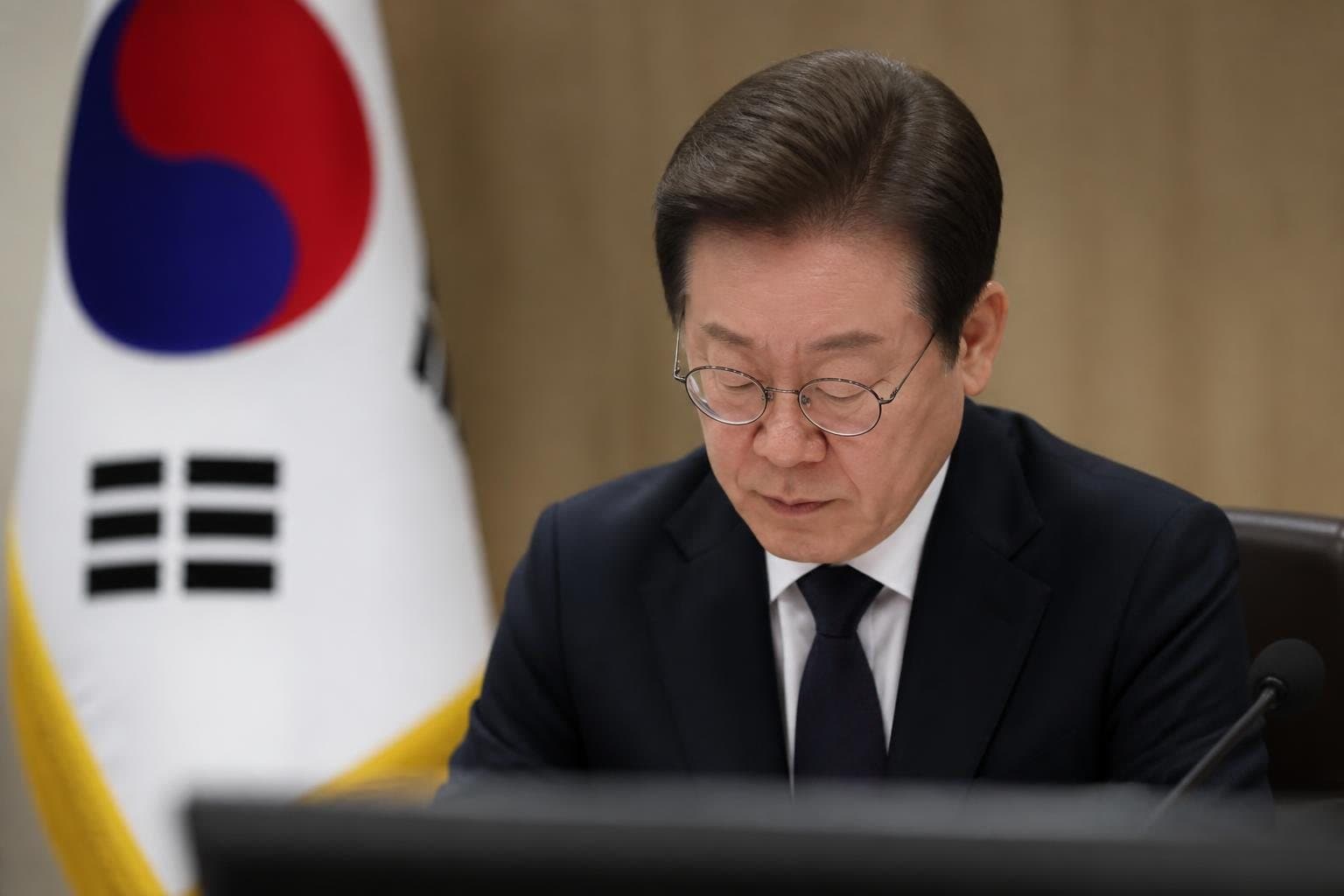 이 대통령 지지율 43%로 급락, 2주간 7%p 하락