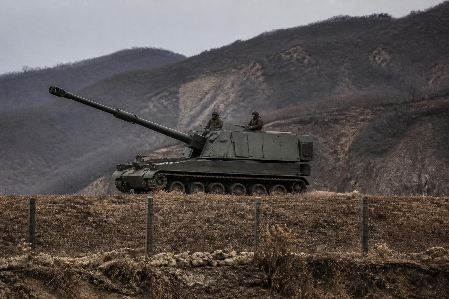 북한, 서부전선 철책 앞 자주포 전진배치…접경 긴장
