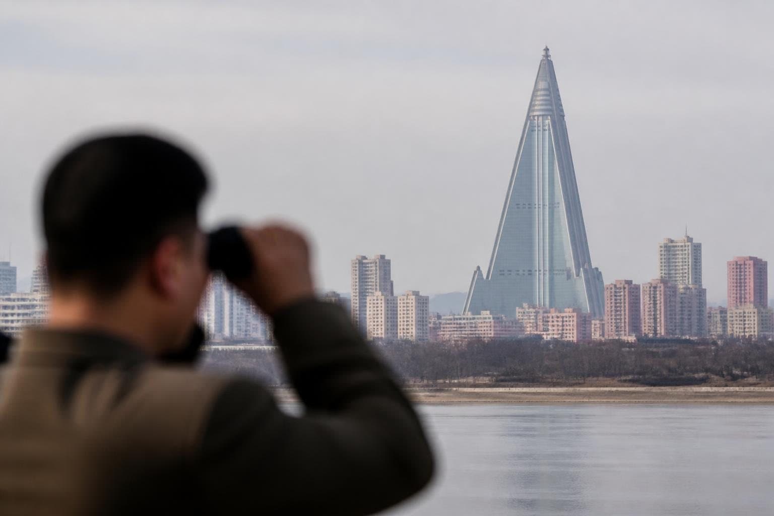 북한의 '신중한 응답'…트럼프의 대화 제안에 경계