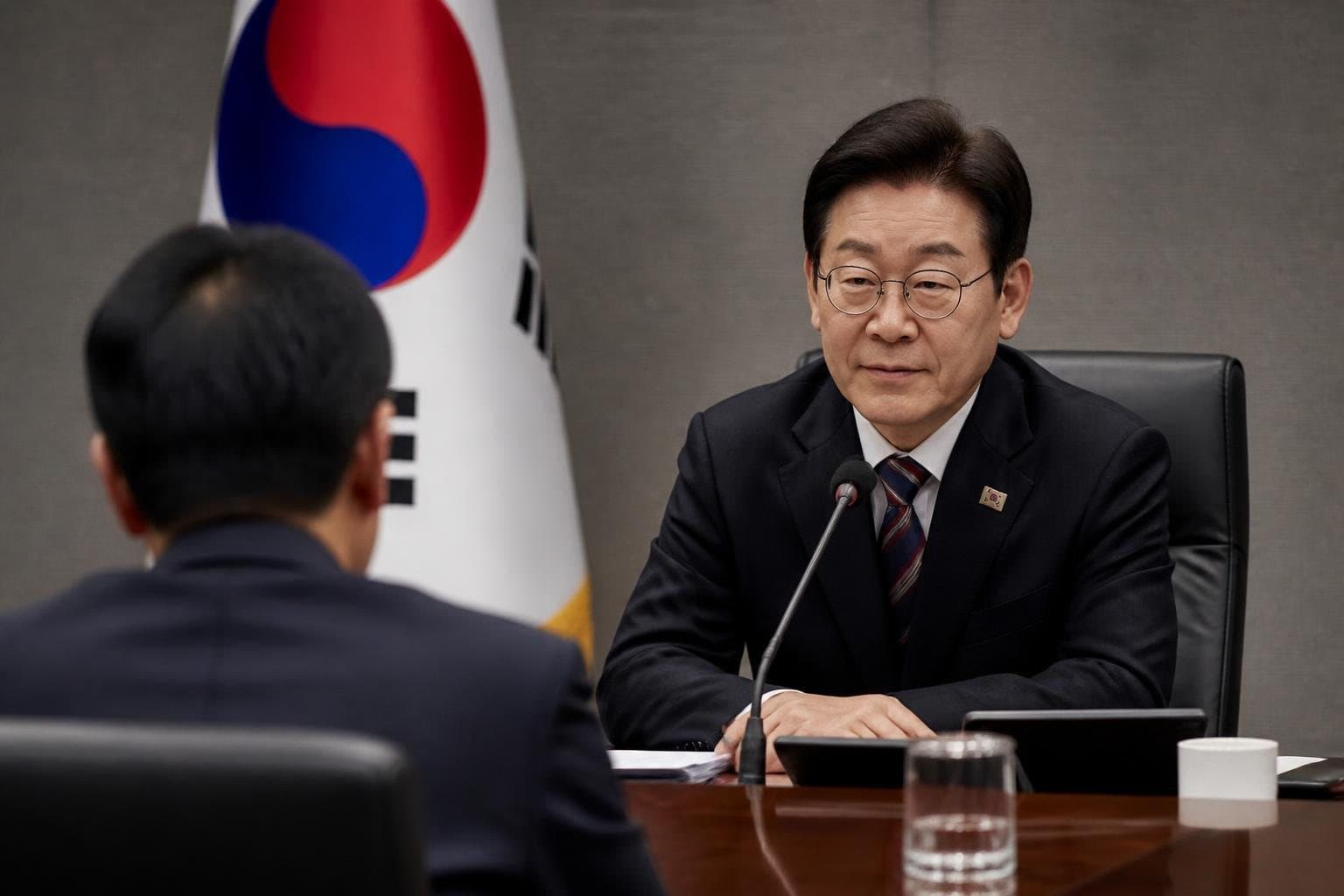 이재명 대통령 지지율 49%, 취임 후 최저…민주당 차기 지도부 경선 김민석 44% vs 정청래 25%