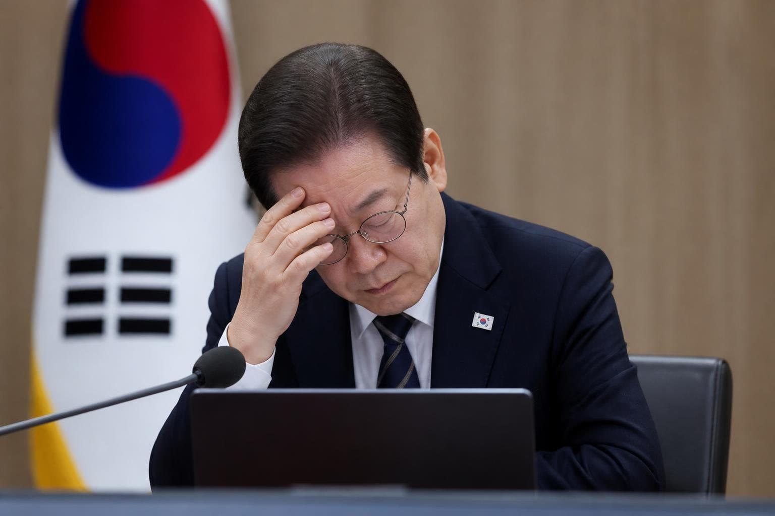 이 대통령 지지율 8주 연속 하락 37.4%…민주당도 서울서 10.3%p 급락