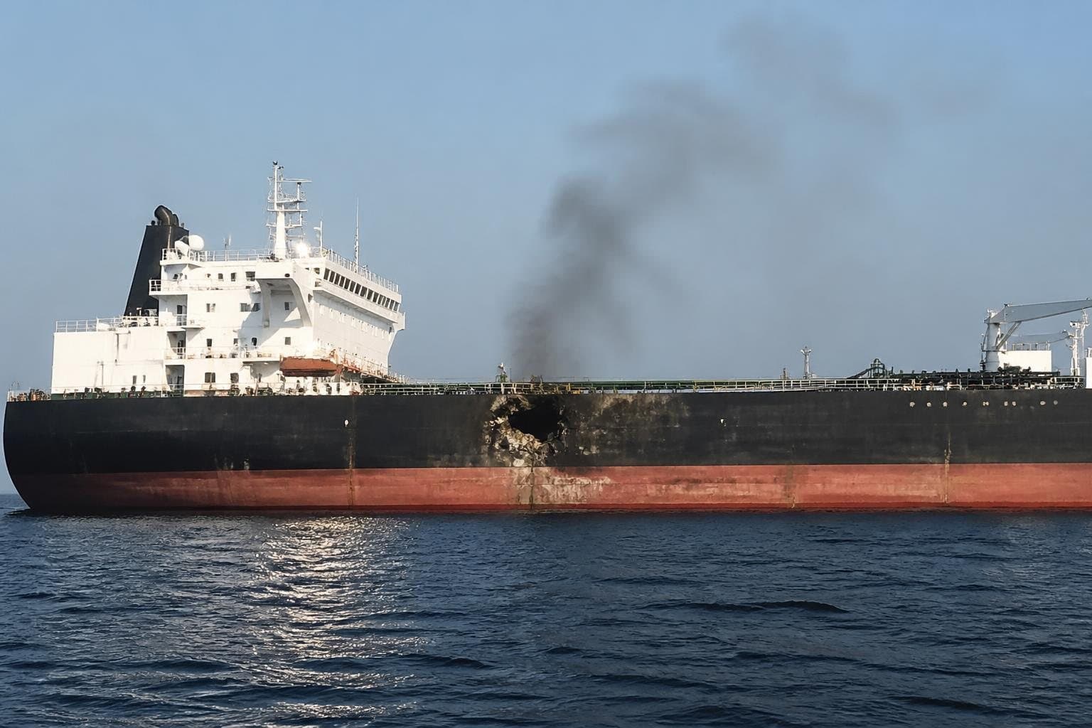 유조선, 호르무즈 해협서 정체불명 발사체에 피격