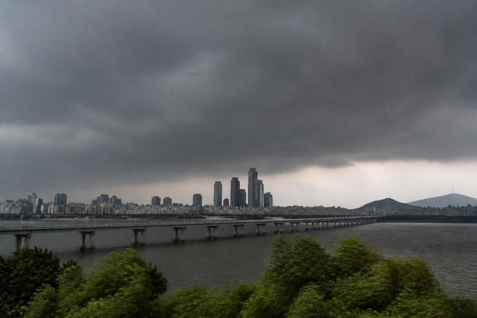 태풍 빗겨도 수증기 통로로 호우 예보...초복 무더위 후 급변