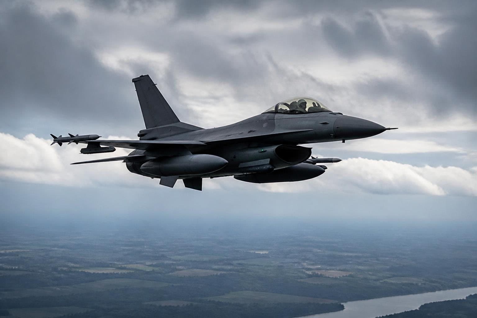 우크라이나 F-16 전투기, 체르니히우 상공에서 러시아 크루즈 미사일 2발 격추